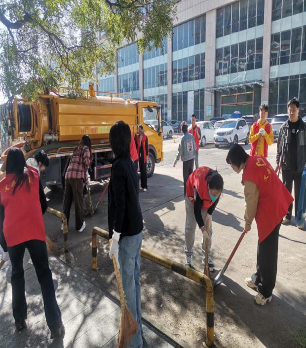 阳泉市国土绿化和生态修复中心开展社区便民卫生清理志愿服务活动